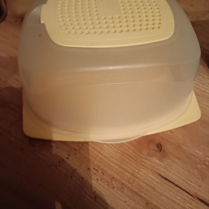 Pojemnik tuppetware na ser