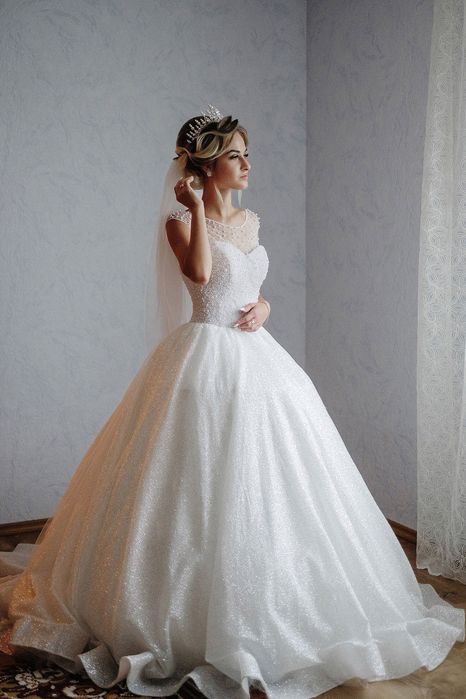 Весільна сукня. Колір білий. Після хімчистки в ідеальному стані.