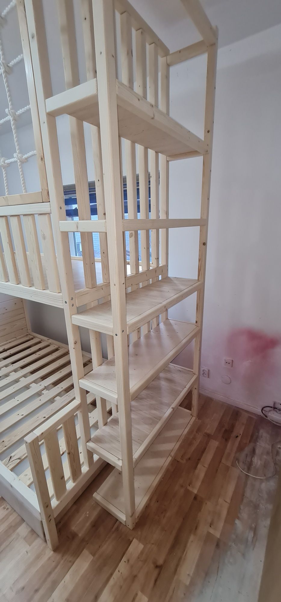 Łóżko piętrowe drewniane niemalowane z siatka i regałem 90x200