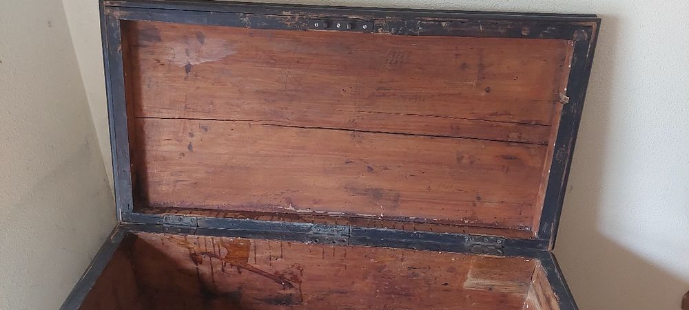 Arca antiga em madeira