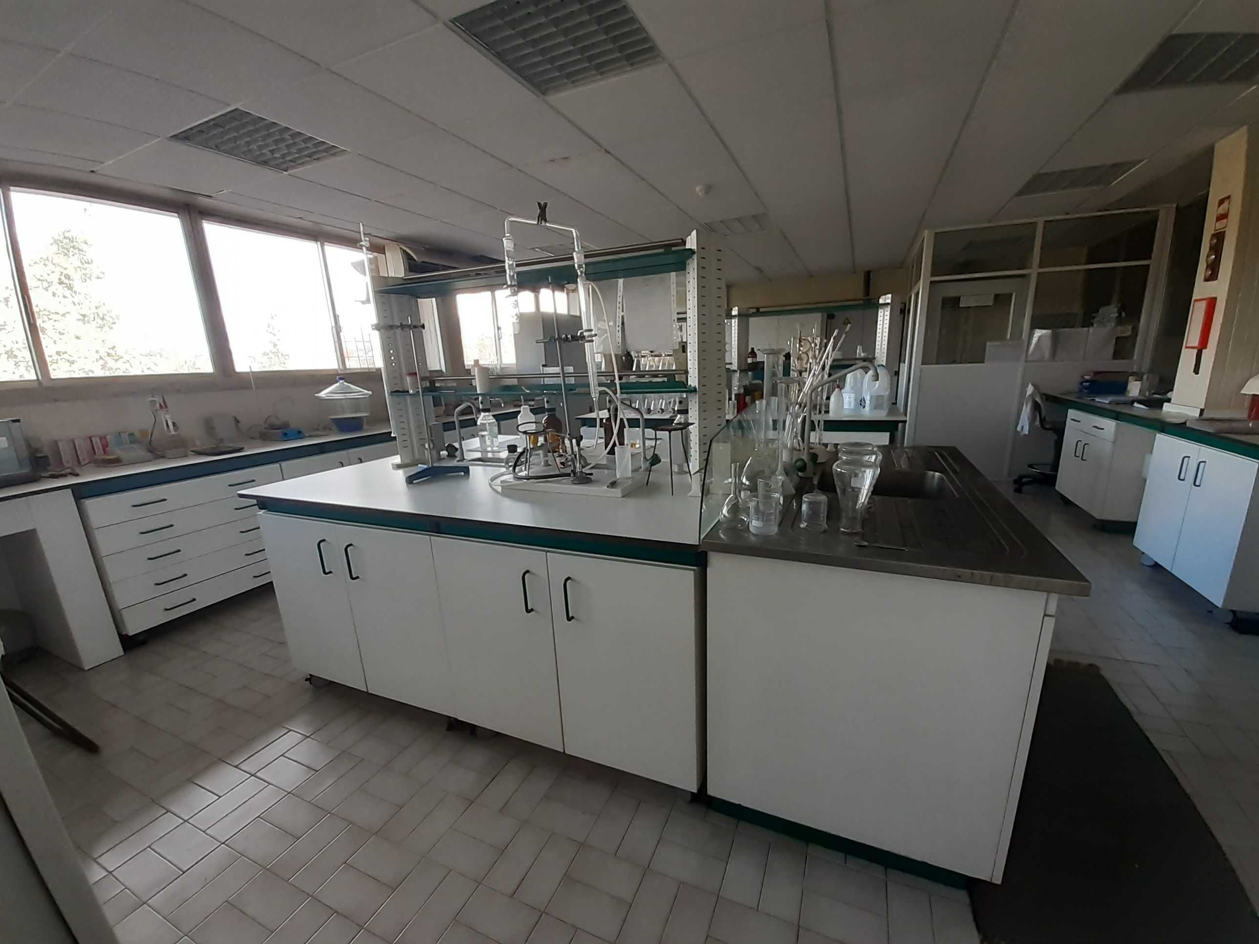Módulos de laboratório, com bancadas