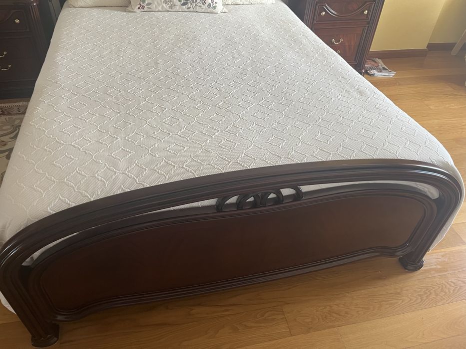 Cama com mesas de cabeceira