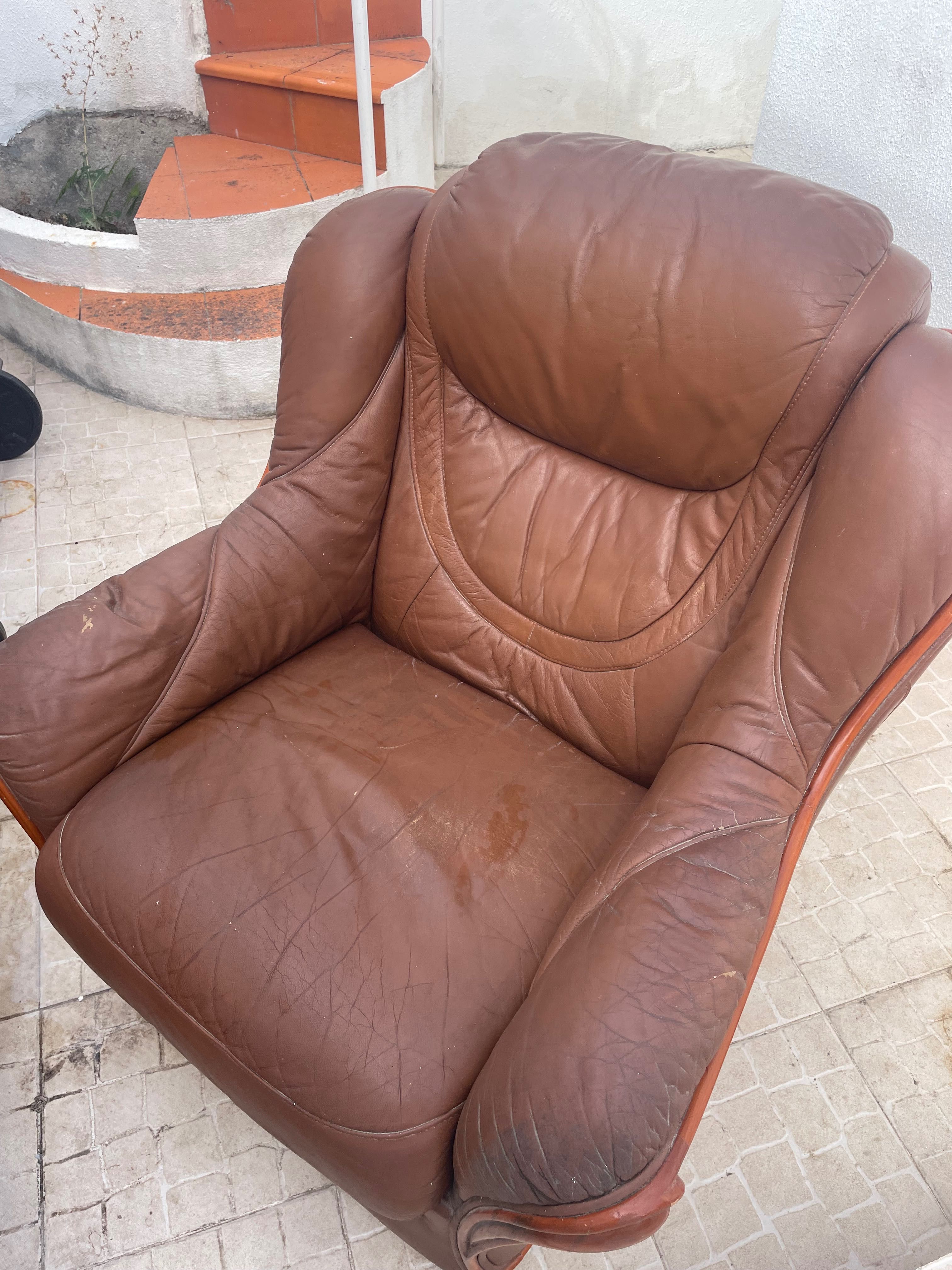 Sofá em pele castanho
