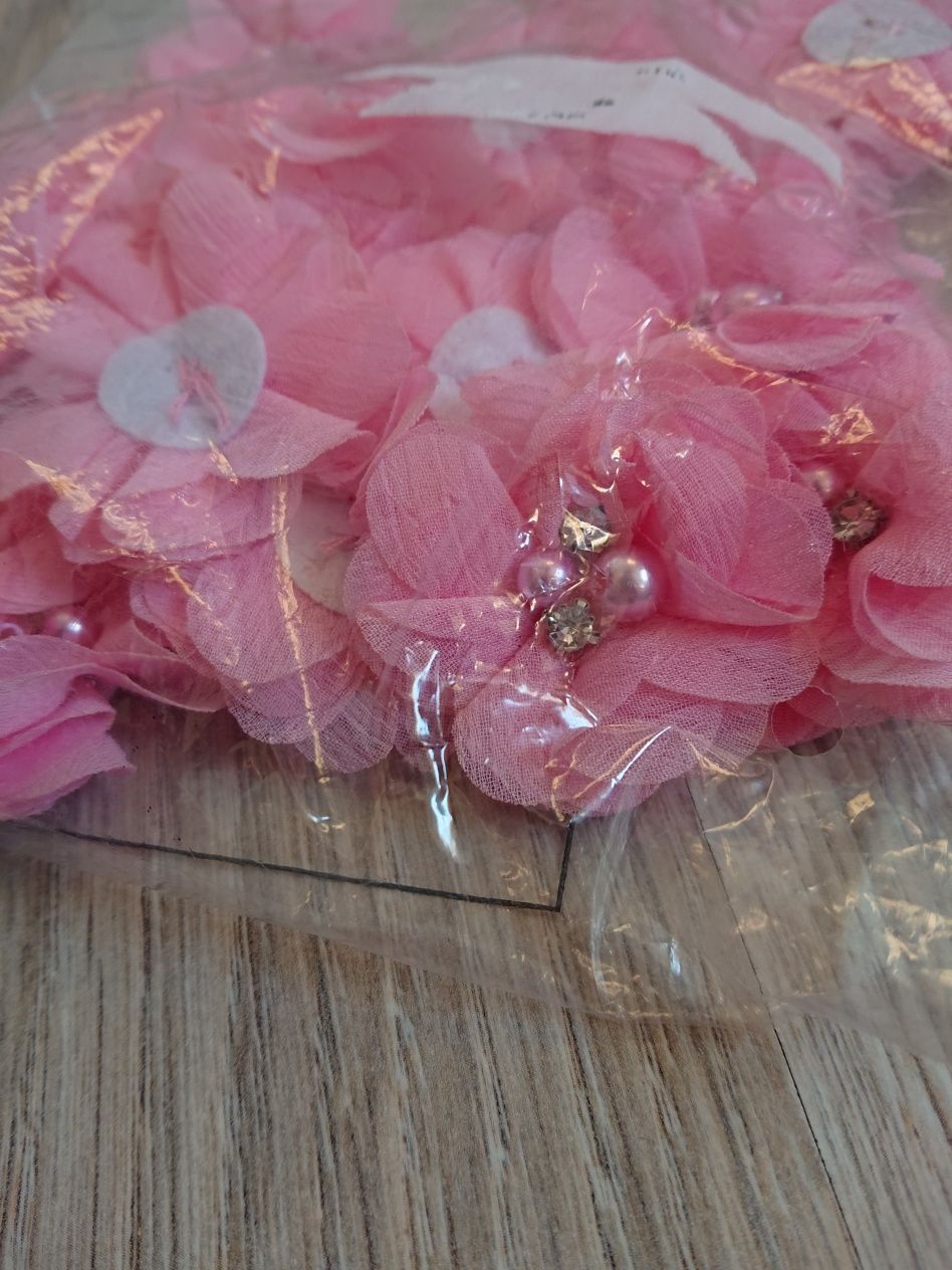 Płatki kwiatów na Walentynki sztuczne z perłami różowe