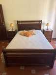 Mobília de quarto (carvalho/mármore) (cama de casal+2 mesas+cómoda)
