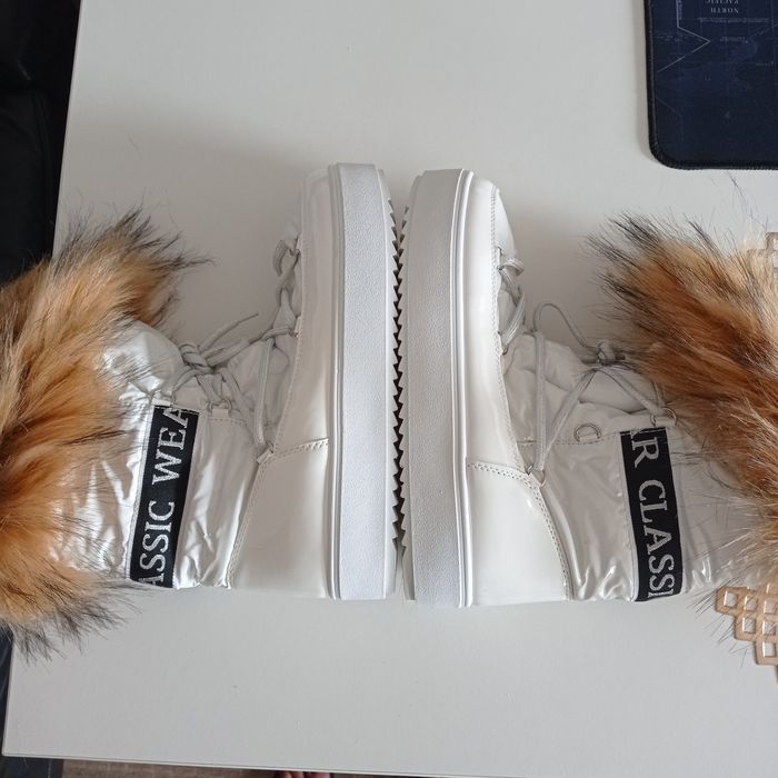 Krótkie kozaczki damskie 40 białe