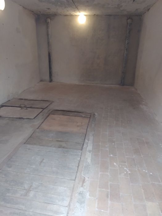 Гараж капітальний з огородом