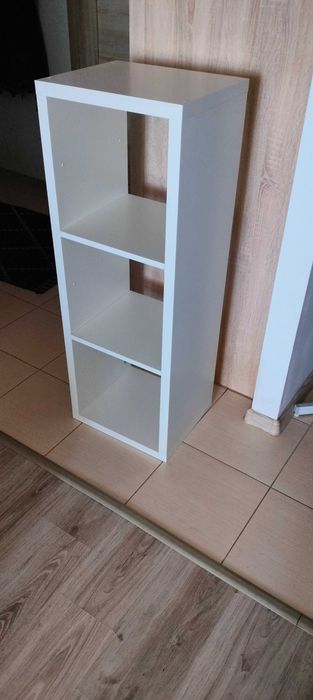 Biała praktyczna półka.