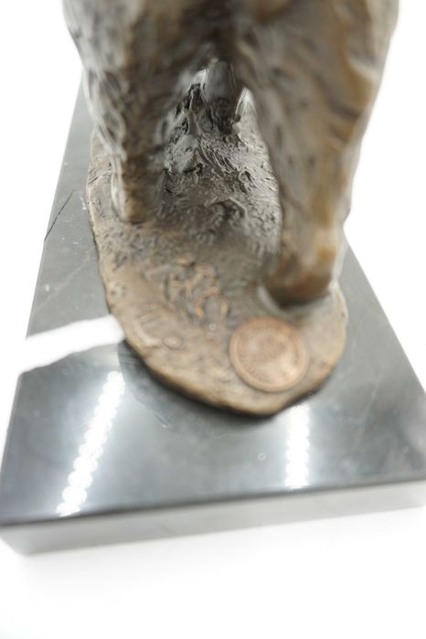 FIGURA Z BRĄZU niedźwiedź miś z z rybą