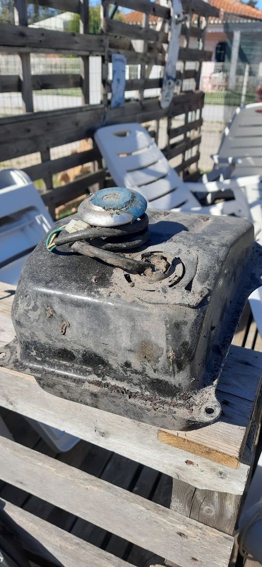 Jantes com pneus e tanque de combustível e um capacete