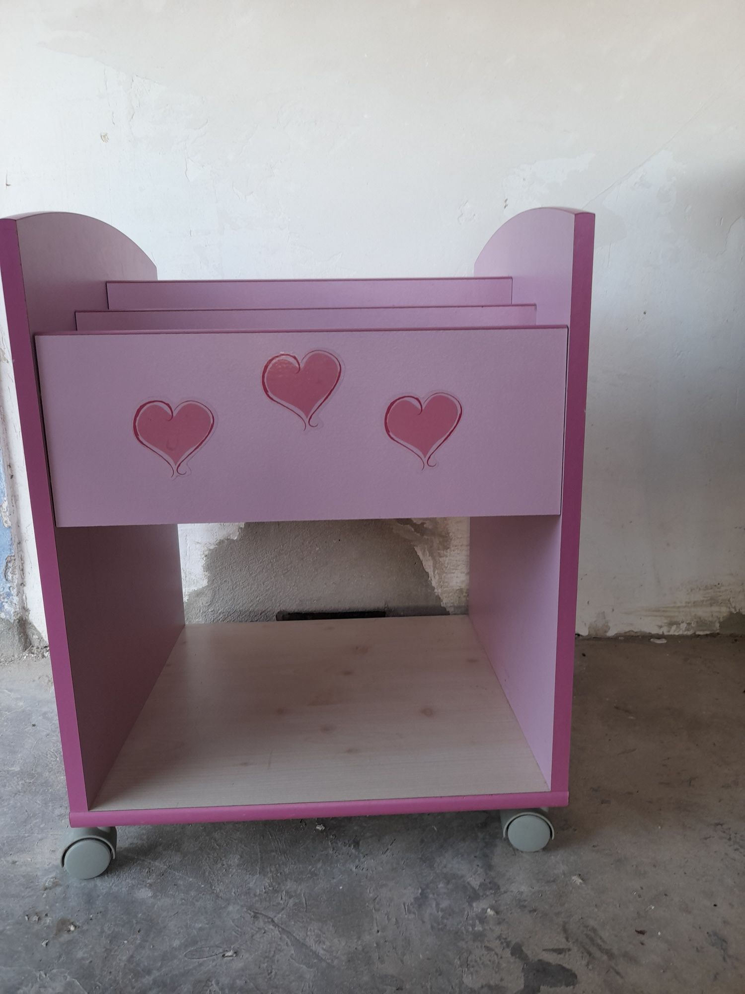 Mesa de cabeceira rosa para quarto de menina
