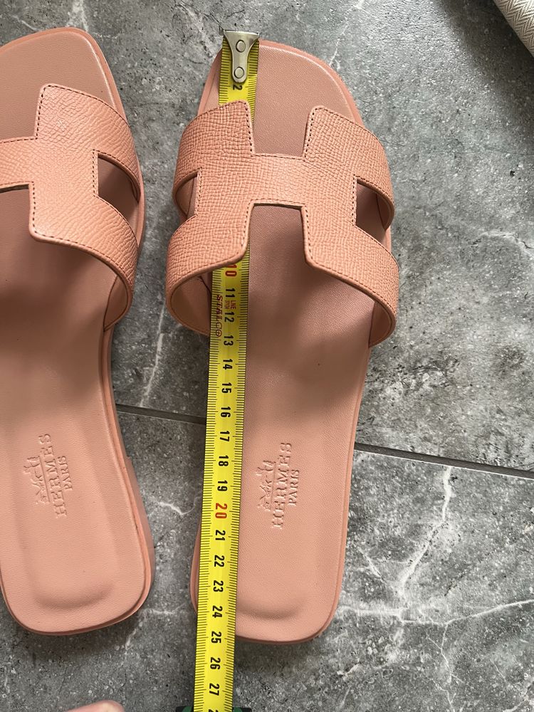 Klapki w stylu Hermes Oran