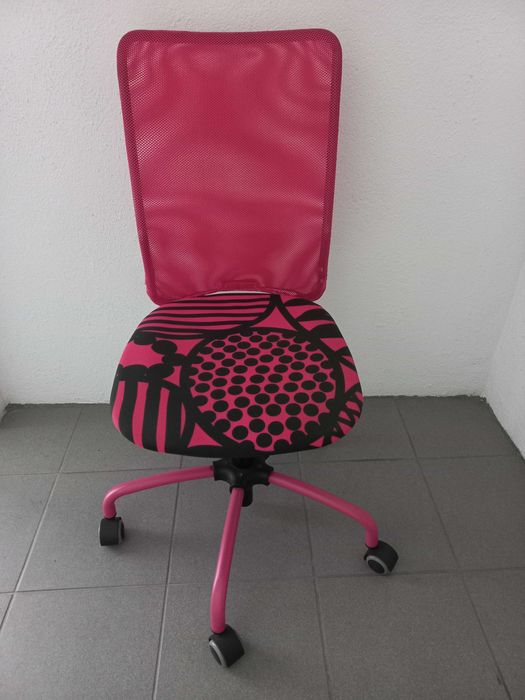 Cadeira Rosa em Bom Estado
