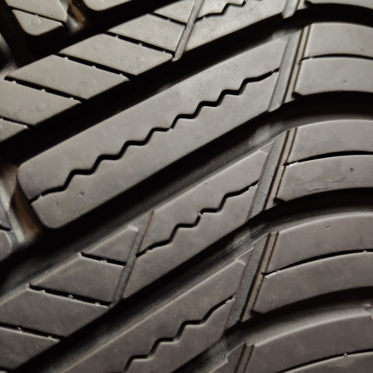 225/45/18 XL Sprzedam parę opon całorocznych Hankook