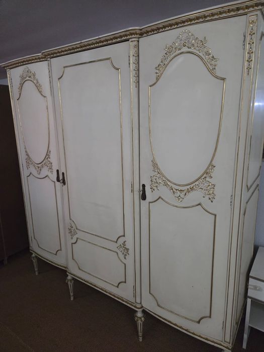 Roupeiro clássico em teka