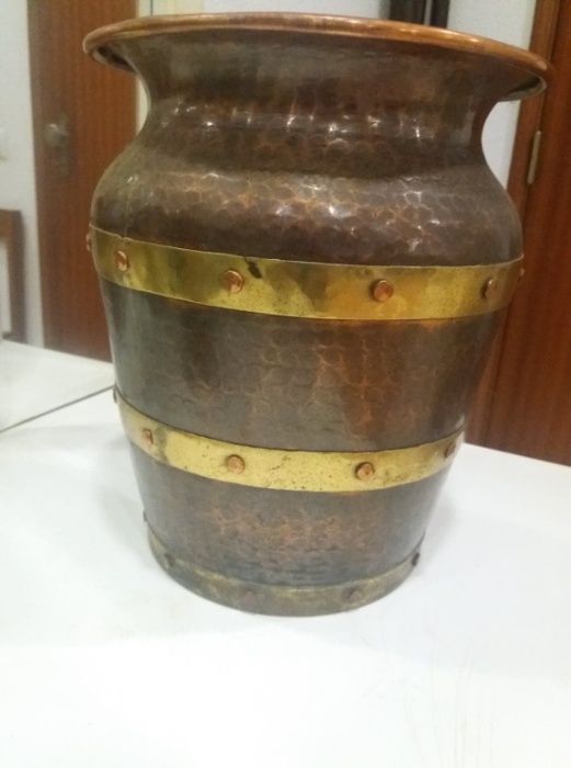 Vaso em cobre e latão antigo