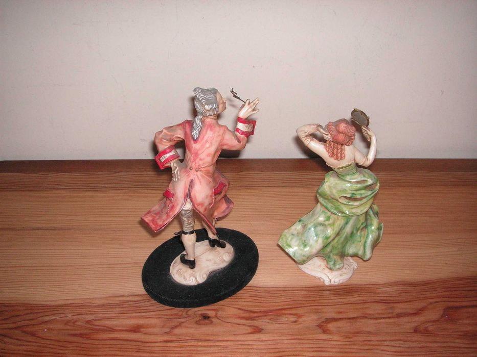 Estatueta Antiga -  Dama Depose Italy e Cavalheiro Mondor