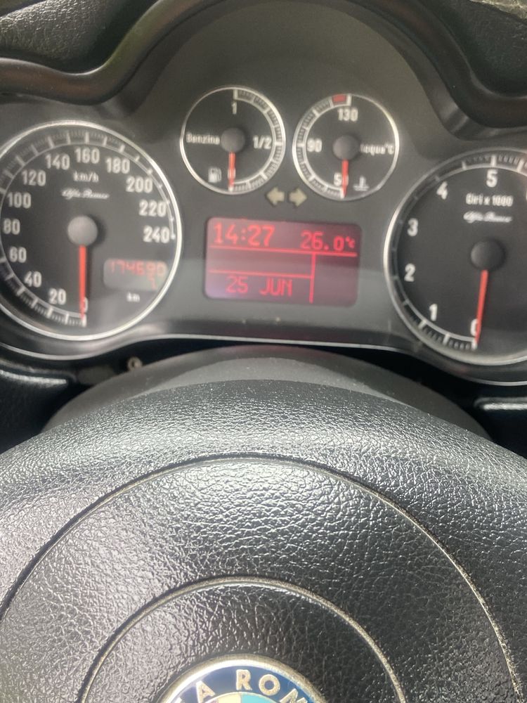 Alfa Romeu 147 do ano 2006 tem 174mil km ( Em muito bom estado )