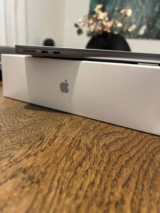 MacBook Air (13", M2 series)