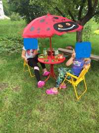 Дитячий столик з кріслами та парасолькою