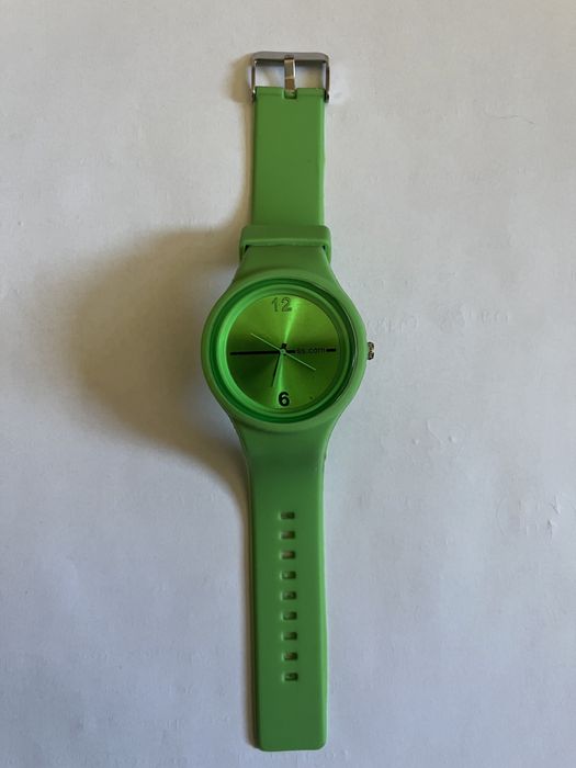 Zielony zegarek na gumowym pasku