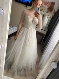 Весільна сукня, потребує хімчистки, брала її з салону, вдягала 1 раз.