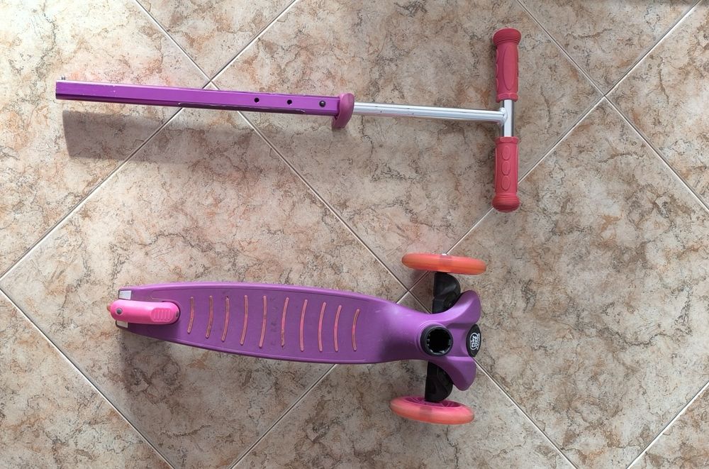 Trotinete com luzes as rodas