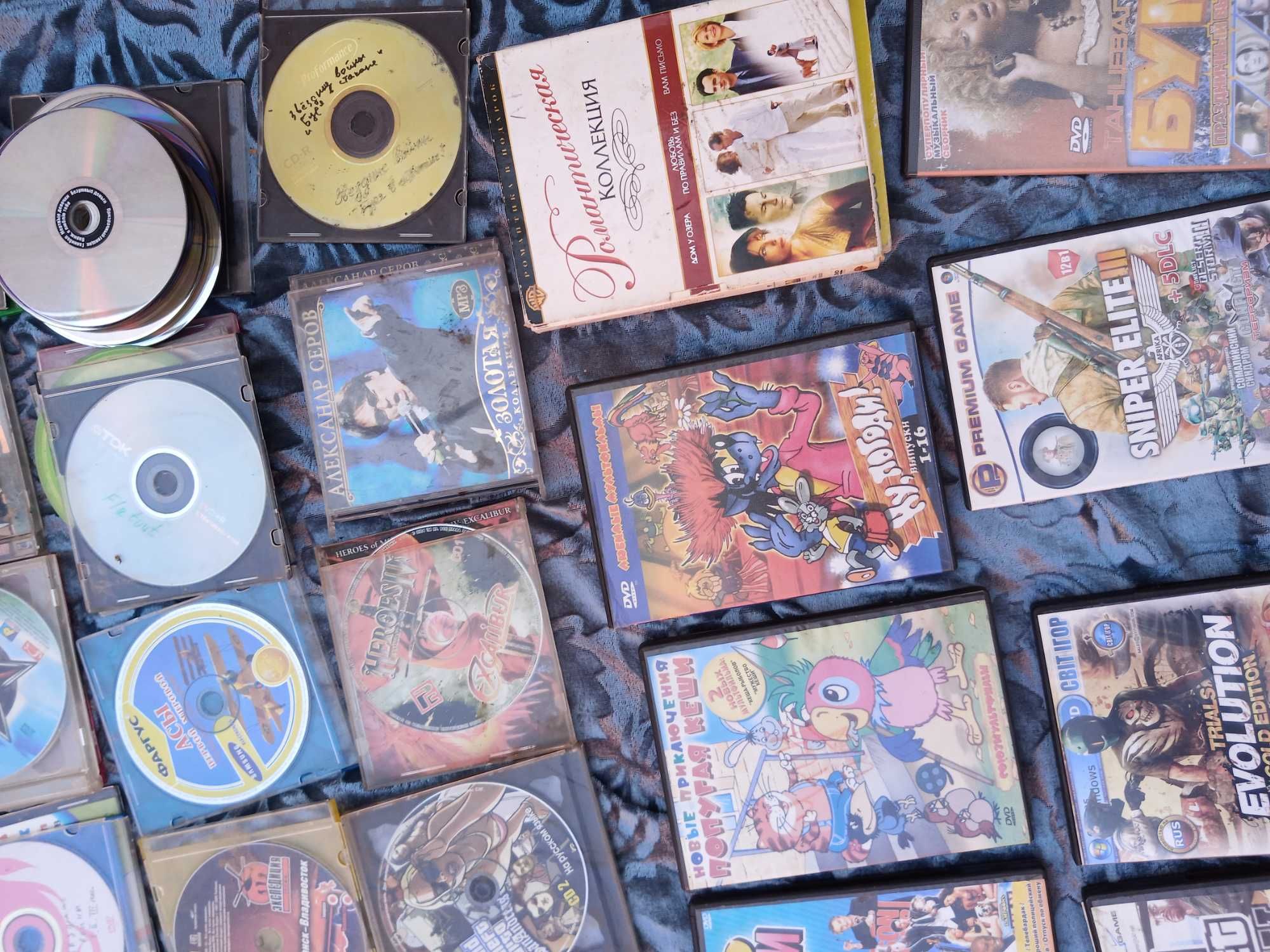 Продам ящик ДВД - СД диски