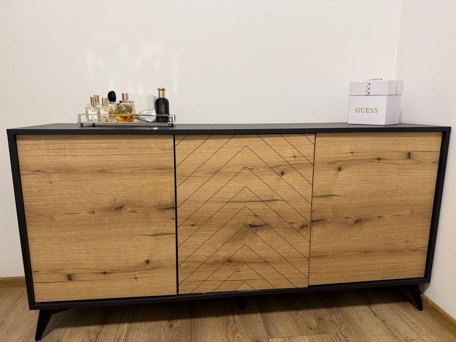 Czarno drewniana komoda