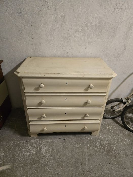 Komoda z czteroma szufladami