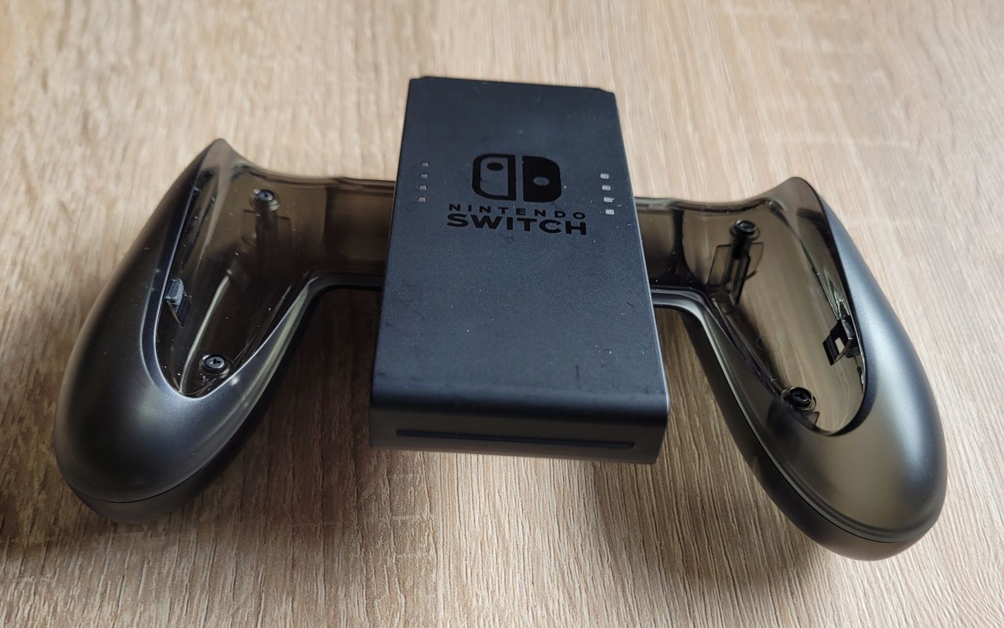 Grip z funkcją ładowania do joyconów