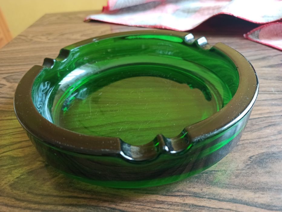 Duża popielnica z zielonego szkła