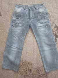 Серые мужские джинсы
