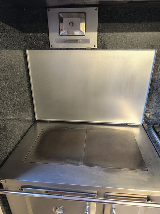 Fogão a lenha (dá para aquecimento).