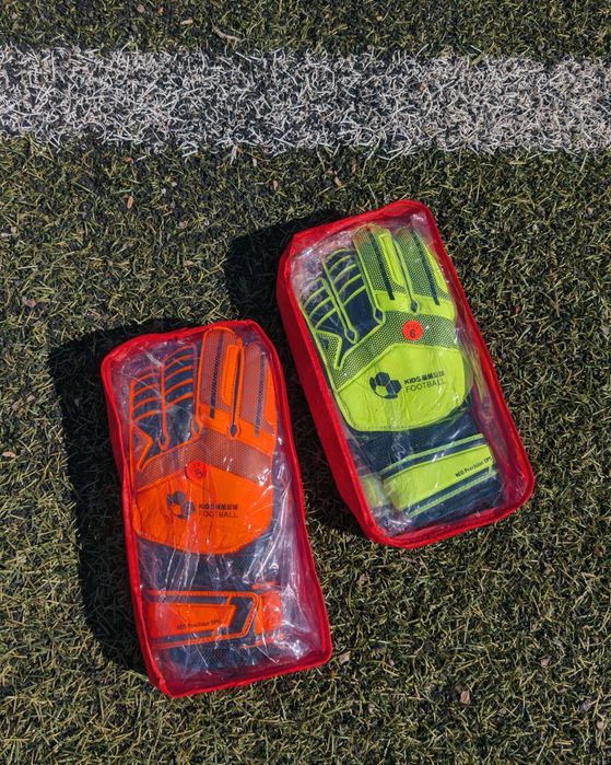 Вратарские перчатки футбольные/футбольні Рукавиці воротаря