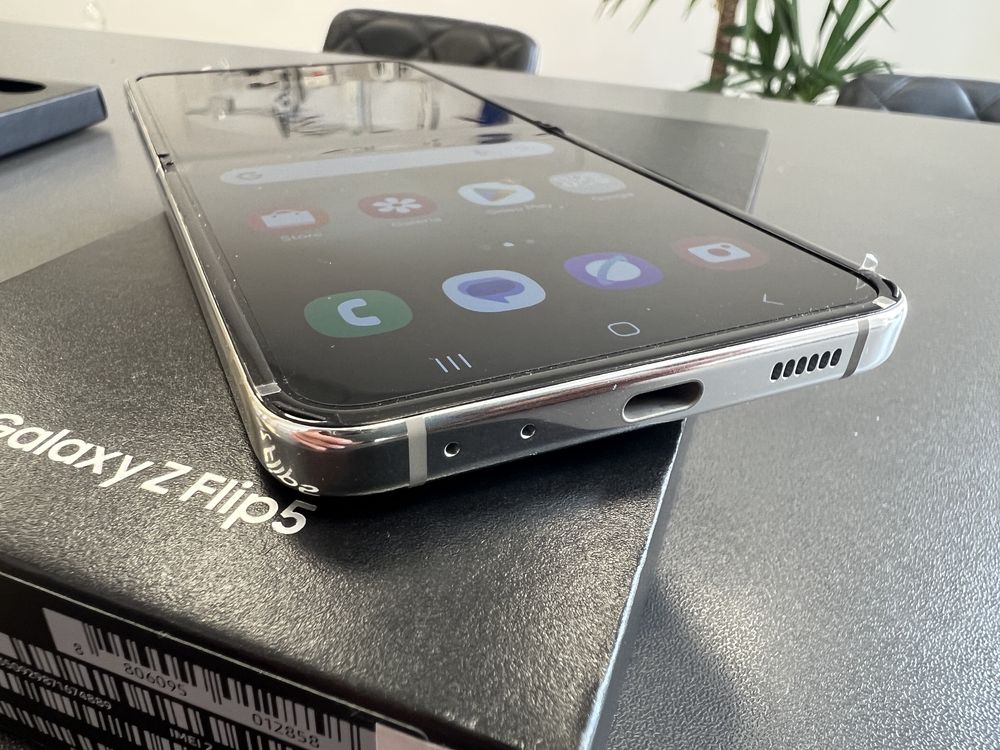 - Samsung Galaxy Z Flip 5 - jak nowy - komplet - gratisy -