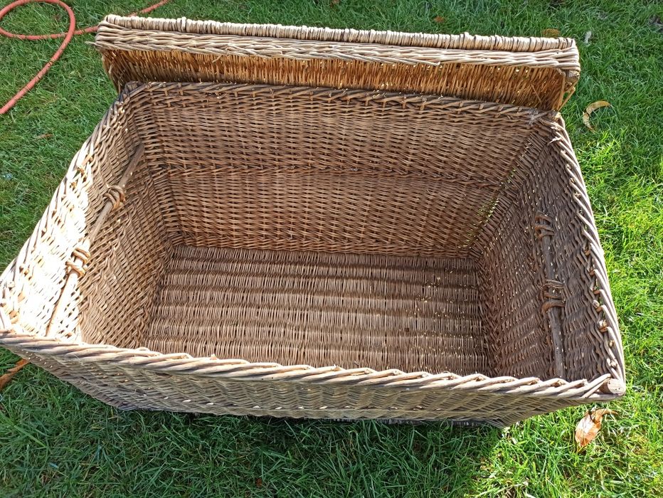 Sprzedam kosz wiklinowy.