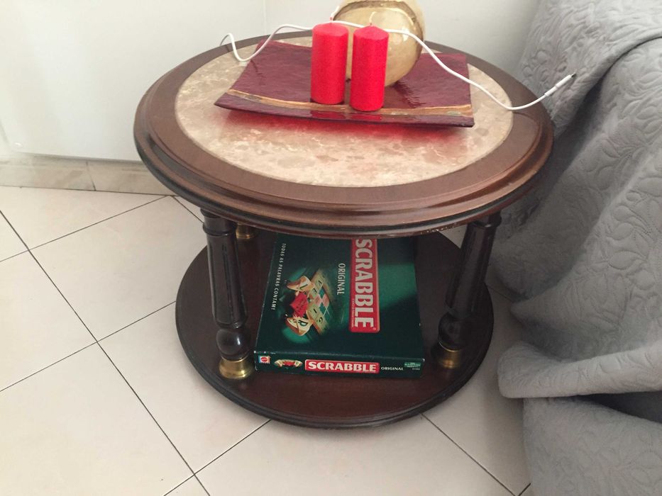 Mesa de centro  com tampa em mármore italiano em bom estado 50 euros