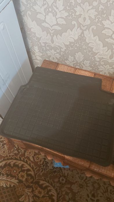 Продам коврики в тойота авенсис т25 седан