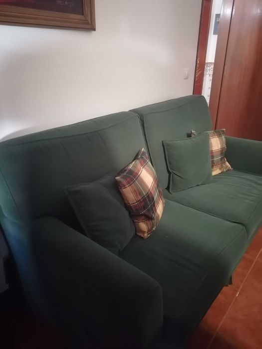 Sofá verde em tecido impermeável