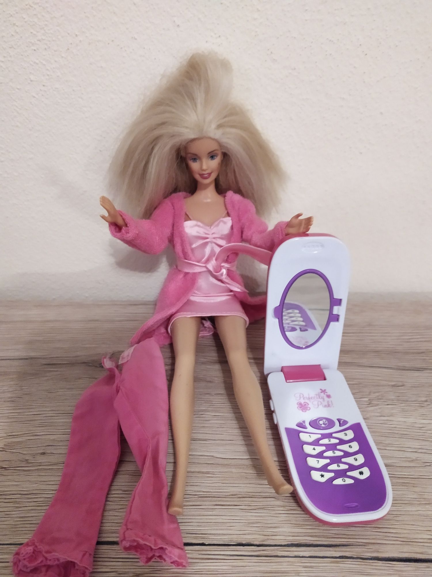 Lalka Barbie z telefonem komórkowym