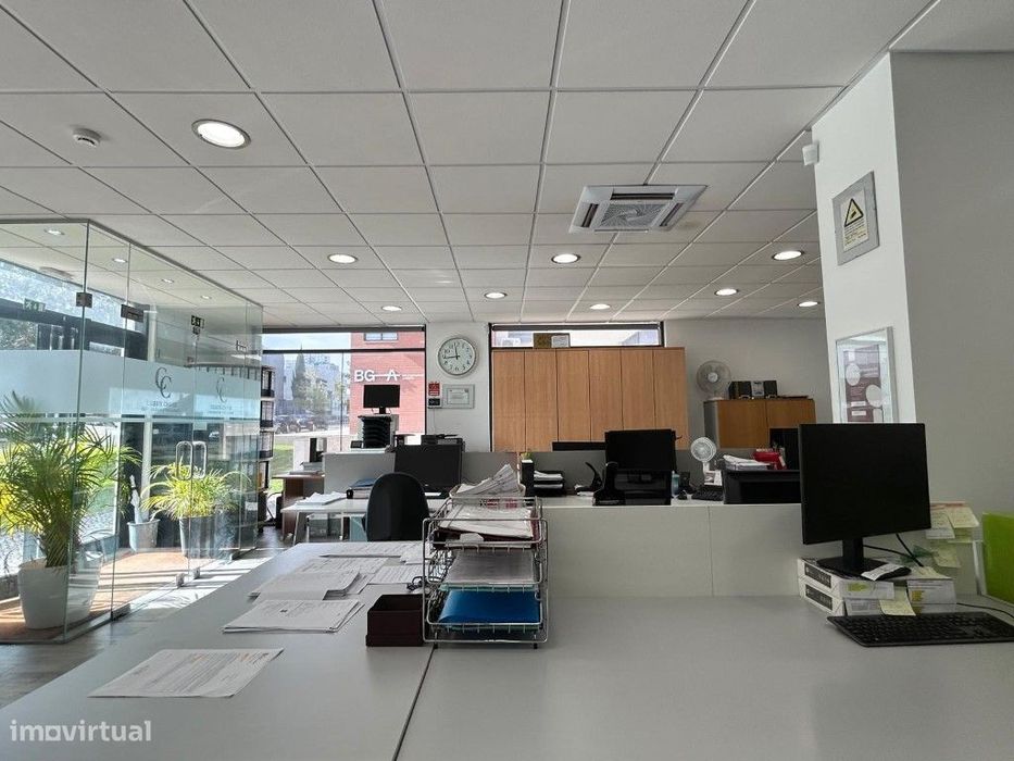 Espaço Comercial junto ao Metro do Cabo Ruivo