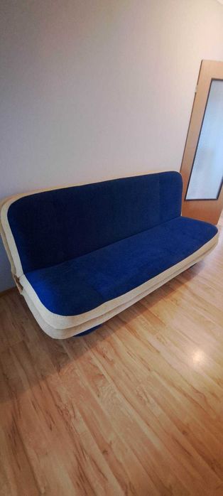 sofa z kompletem foteli i dywanem w kolorze