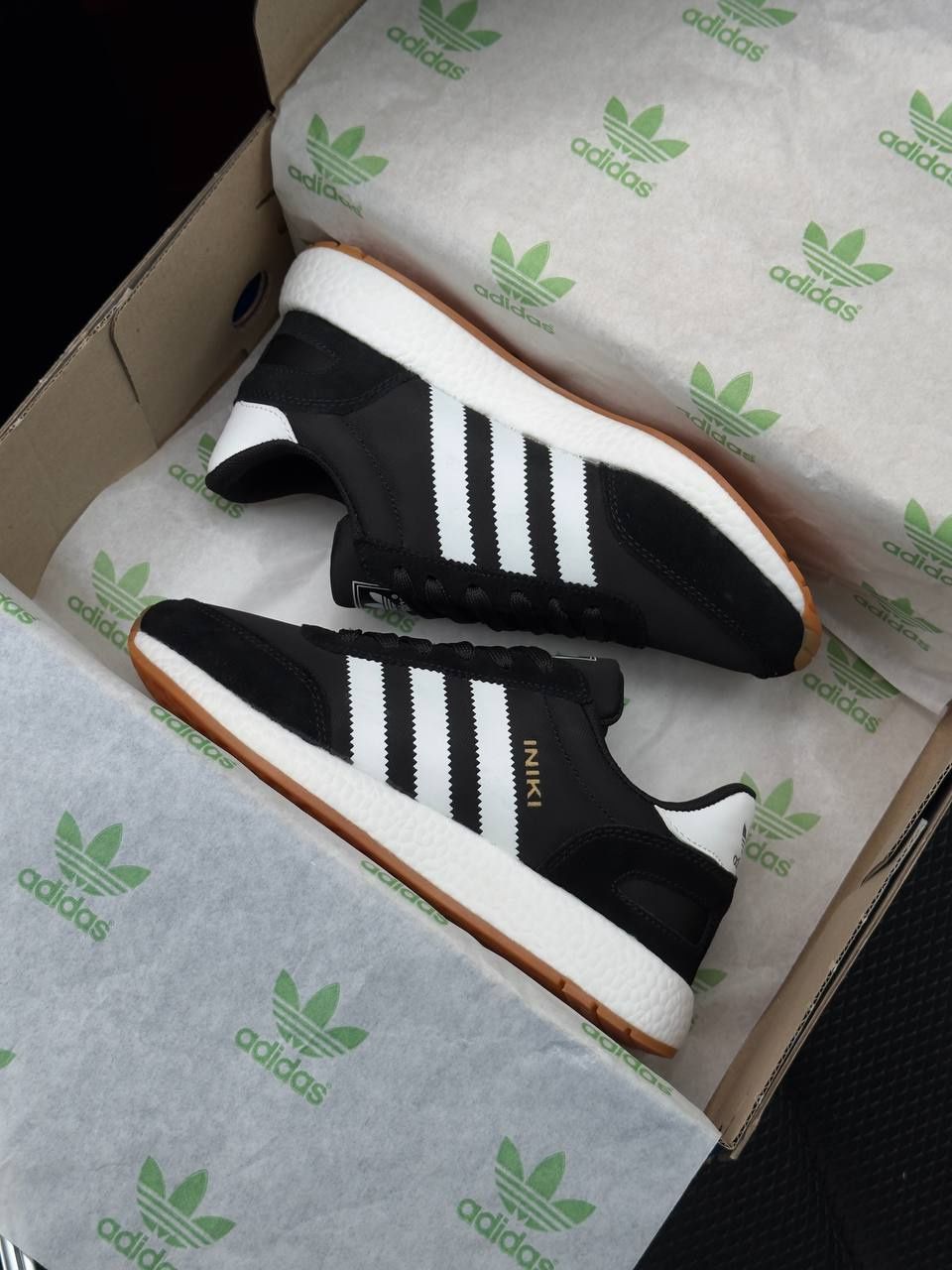 ХІТ Adidas Iniki Black White / пена BOOST Адидас Иники Черные.