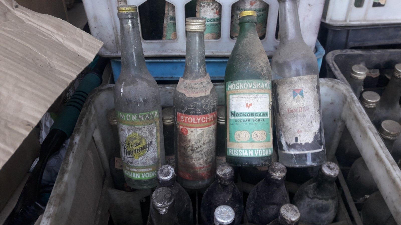 Продам  старые бутылки .пачки ..полные  .
