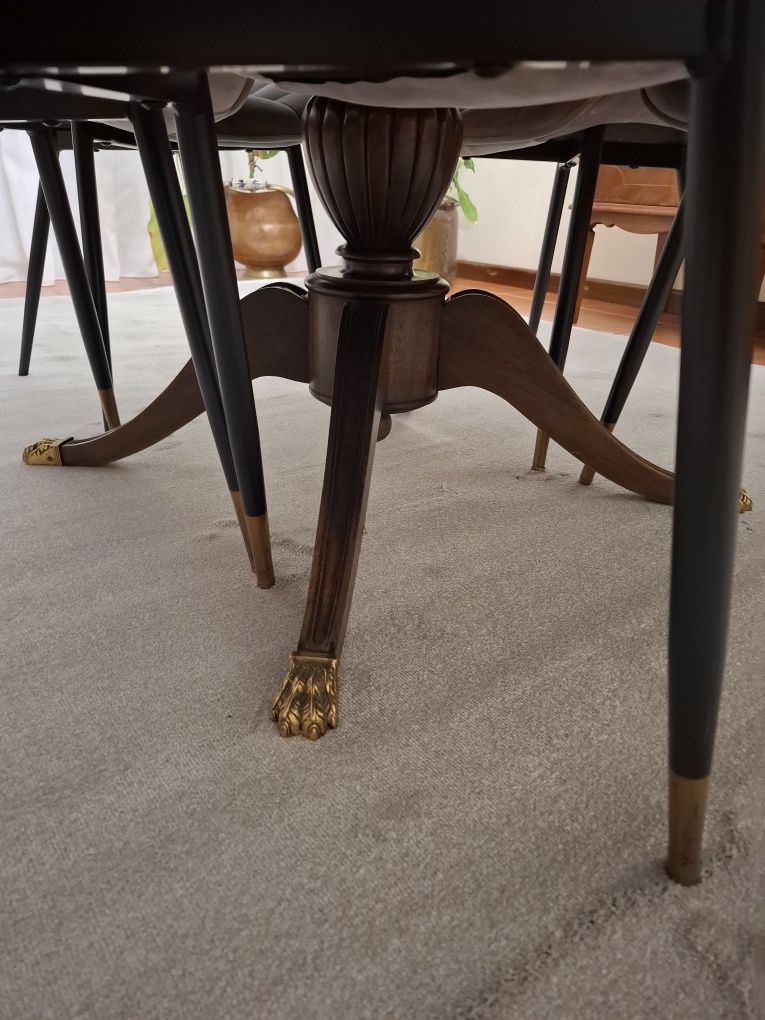 Mesa de jantar com pés metálicos