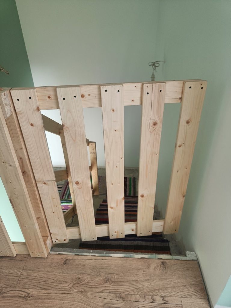 Drewniana bramka na schody