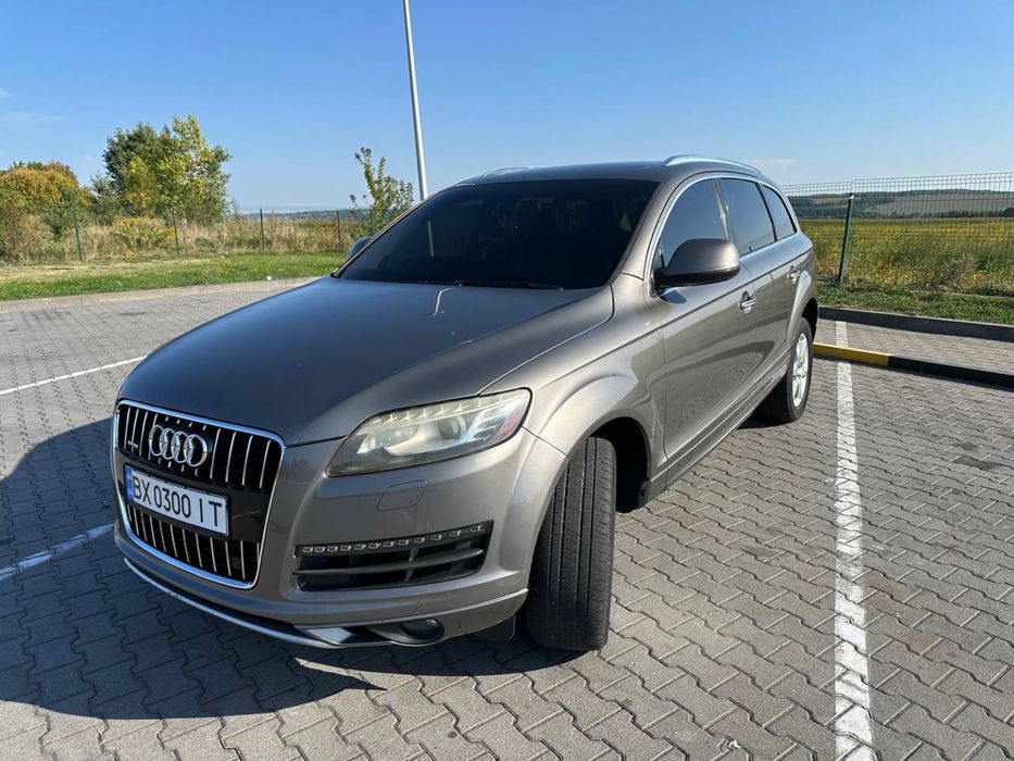 Ауді Q7 2012 р. Машина на повному ходу.