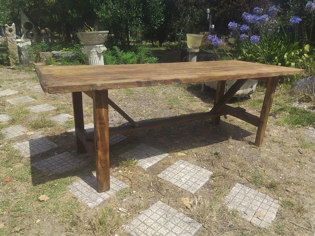 Mesa rústica em madeira