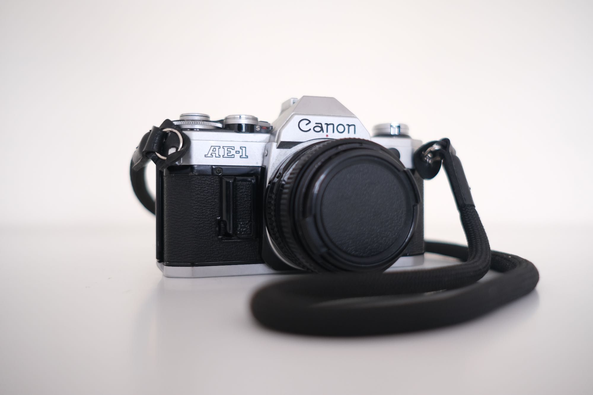 Canon AE-1 + Objetiva 50mm f/1.8 + Objetiva 24mm f/2.8
